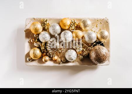 Les boules et décorations de Noël du nouvel an se rapprochent. Décorations de boules de Noël dorées et argentées. Beau fond coloré festif Banque D'Images