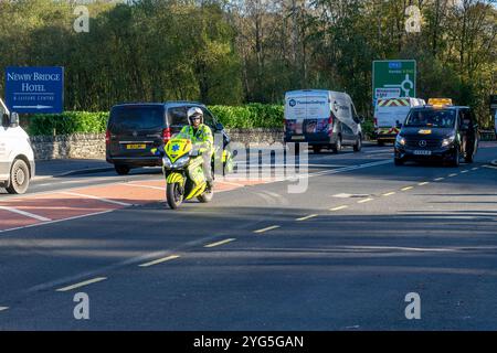 L'équipe Medibike de BBC Children in Need Appeal dirige l'équipe, dont Matt Baker, personnalité de la télévision, à travers le Lake District anglais pour collecter des fonds Banque D'Images