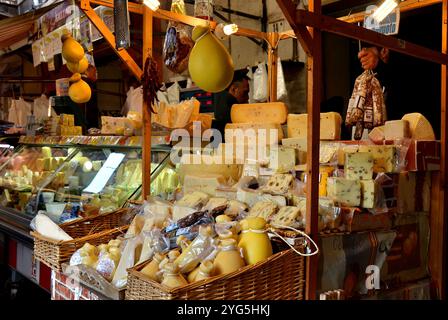 Épicerie fine italienne. Fromage, salami et saucisses dans un marché alimentaire traditionnel à Catane ville, Sicile, Italie. Banque D'Images