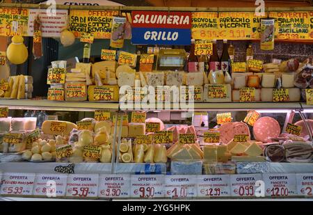 Épicerie fine italienne. Fromage, salami et saucisses dans un marché alimentaire traditionnel à Catane ville, Sicile, Italie. Banque D'Images