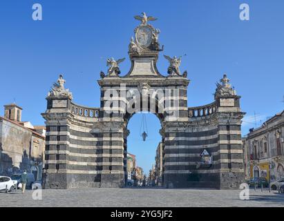 Porta Garibaldi, construite à l'origine sous le nom de Porta Ferdinandea ou Porta Ferdinanda, est un arc de triomphe, construit en 1768, situé à Catane, en Sicile, en Italie. Banque D'Images