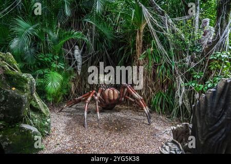 Santa Catarina, Brésil - 12 novembre 2020 : araignée géante avec des toiles et des proies enveloppées dans sa soie - Pirates Island au Beto Carrero World Theme Park Banque D'Images