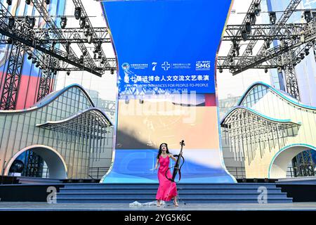 Shanghai, Shanghai en Chine. 5 novembre 2024. Un artiste croate interprète un violoncelle électrique sur la place centrale du National Exhibition and Convention Center (Shanghai) lors de la 7ème China International Import Expo (CIIE), dans l'est de la Chine Shanghai, le 5 novembre 2024. La 7e CIIE en cours a organisé diverses activités culturelles pour promouvoir les échanges interpersonnels. Crédit : Zhang Cheng/Xinhua/Alamy Live News Banque D'Images