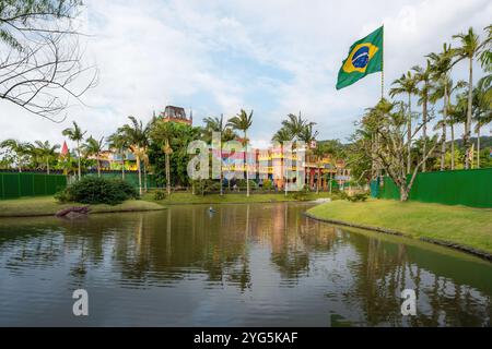 Santa Catarina, Brésil - 12 novembre 2020 : lac, drapeau brésilien et château des Nations au parc à thème Beto Carrero World Banque D'Images