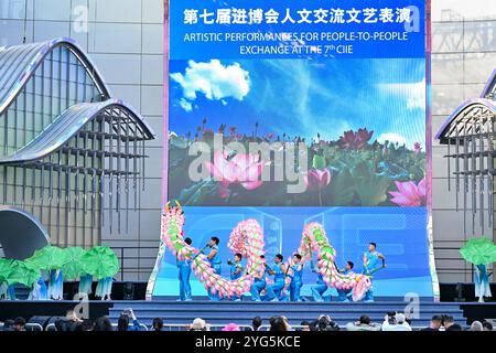 Shanghai, Shanghai en Chine. 5 novembre 2024. Des artistes dansent sur la place centrale du Centre national d'exposition et de convention (Shanghai) lors de la 7e exposition internationale d'importation de Chine (CIIE), dans l'est de la Chine Shanghai, le 5 novembre 2024. La 7e CIIE en cours a organisé diverses activités culturelles pour promouvoir les échanges interpersonnels. Crédit : Zhang Cheng/Xinhua/Alamy Live News Banque D'Images