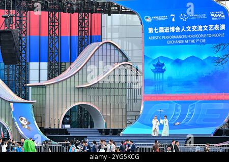 Shanghai, Shanghai en Chine. 5 novembre 2024. Des artistes interprètent l'opéra Kunqu sur la place centrale du Centre national d'exposition et de convention (Shanghai) lors de la 7e exposition internationale d'importation de Chine (CIIE), dans l'est de la Chine Shanghai, le 5 novembre 2024. La 7e CIIE en cours a organisé diverses activités culturelles pour promouvoir les échanges interpersonnels. Crédit : Zhang Cheng/Xinhua/Alamy Live News Banque D'Images