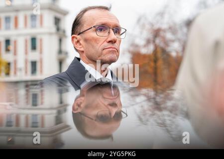 Oslo 20241106. Le ministre norvégien des Affaires étrangères Espen Barth Eide commente les élections aux Etats-Unis devant le ministère des Affaires étrangères. Photo : Beate Oma Dahle / NTB Banque D'Images