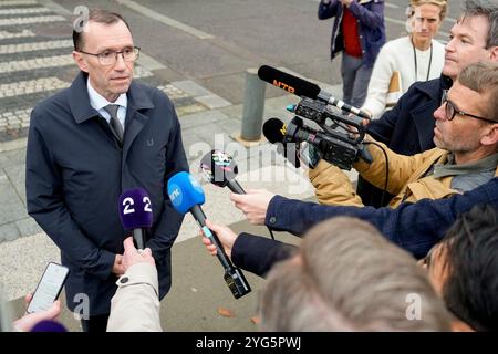 Oslo 20241106. Le ministre norvégien des Affaires étrangères Espen Barth Eide commente les élections aux Etats-Unis devant le ministère des Affaires étrangères. Photo : Beate Oma Dahle / NTB Banque D'Images