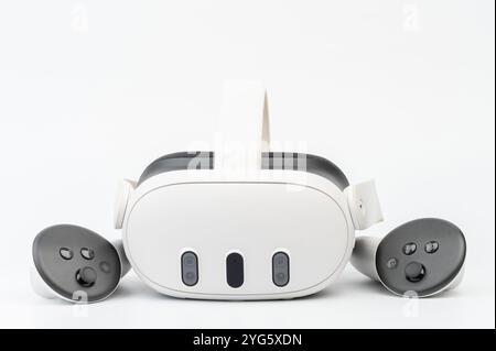 New York, États-Unis - 5 novembre 2024 : Meta Quest 3 vr casque avec contrôleurs montrent isolé sur fond blanc de studio Banque D'Images