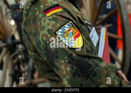 06 novembre 2024, Bavière, Würzburg : un blason aux couleurs allemande et bavaroise peut être vu sur le haut du bras d'un soldat de la Bundeswehr pendant l'exercice antiterroriste 'Maintex 2024'. Lors d'un spectacle dans le cadre de l'exercice antiterroriste MainTex 2024, la police, la Bundeswehr, les pompiers, BRK et d'autres services d'urgence démontrent leurs compétences et leur équipement. Les scénarios d’exercice, qui se déroulent depuis le 4 novembre, comprennent des menaces fictives provenant de substances chimiques, biologiques, radiologiques et nucléaires. Photo : Pia Bayer/dpa Banque D'Images