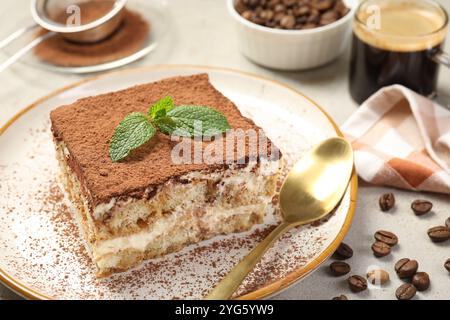 Morceau de savoureux tiramisu sur table beige, gros plan Banque D'Images