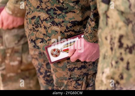 Varsovie, Pologne. 06 novembre 2024. Un soldat américain détient une médaille polonaise. Le siège du ministère de la Défense nationale à Varsovie, le vice-premier ministre et ministre de la Défense nationale Wladyslaw Kosiniak-Kamysz a remis des prix aux soldats américains stationnés en Pologne. Cet honneur, décerné avant la prochaine Journée de l'indépendance nationale de la Pologne, souligne l'étroite coopération en matière de défense et de sécurité entre la Pologne et les États-Unis et reconnaît la contribution des forces américaines au renforcement de l'alliance de l'OTAN dans la région. Crédit : SOPA images Limited/Alamy Live News Banque D'Images