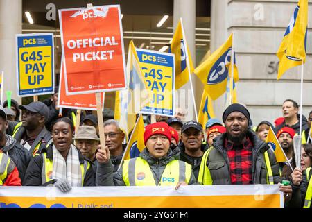 Londres, Royaume-Uni. 6 novembre 2024. Les membres du syndicat PCS et les députés marchent du Bureau du Cabinet au Siège de G4S les grévistes, qui sont employés par G4S comme agents de sécurité, réceptionnistes, nettoyeurs, traiteurs et porteurs au Ministère des affaires et du commerce, au Ministère de la science, de l'innovation et de la technologie et au Bureau du Cabinet, sont en grève jusqu'au 10 novembre pour cause de salaire et de conditions. Ils sont rejoints par les politiciens John McDonnell, Diane Abbott et Richard Burgon. Ils réclament de meilleurs salaires et conditions. Crédit : Karl Black/Alamy Live News Banque D'Images