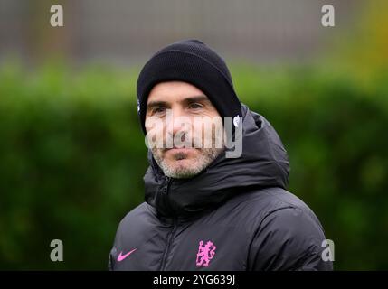 Enzo Maresca, manager de Chelsea, lors d'une session de formation au Cobham Training Centre, Londres. Date de la photo : mercredi 6 novembre 2024. Banque D'Images