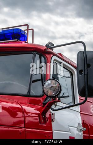 Gros plan de la cabine rouge de camion de pompiers, service d'incendie et de sauvetage Banque D'Images