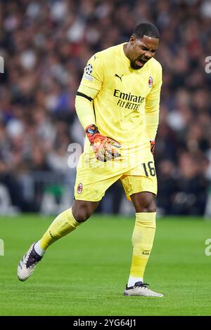 MADRID, ESPAGNE - 05 NOVEMBRE : Mike Maignan de l'AC Milan célèbre le premier but de son équipe marqué par Malick Thiaw de l'AC Milan (pas dans le cadre) lors du match MD4 de l'UEFA Champions League 2024/25 entre le Real Madrid C.F. et l'AC Milan à l'Estadio Santiago Bernabeu le 05 novembre 2024 à Madrid, Espagne. (Photo de QSP) Banque D'Images