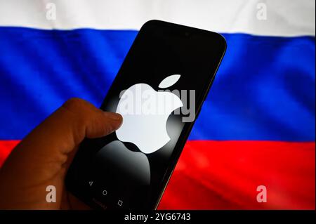 Pologne. 06 novembre 2024. Dans cette illustration photo, un logo Apple est affiché sur un smartphone avec le drapeau national russe en arrière-plan. (Photo de Omar marques/SOPA images/SIPA USA) *** strictement à des fins éditoriales *** crédit : SIPA USA/Alamy Live News Banque D'Images