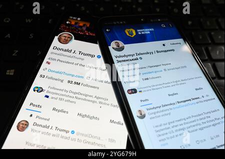 Pologne. 06 novembre 2024. Dans cette illustration photo, les comptes Donald Trump et Volodymyr Zelenskyy x sont affichés sur les smartphones. (Photo de Omar marques/SOPA images/SIPA USA) *** strictement à des fins éditoriales *** crédit : SIPA USA/Alamy Live News Banque D'Images