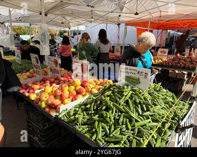 Okra fraîchement cueillie, parfois appelée Lady's Fingers, à côté de pommes fraîches en vente au Grand Army Plaza Farmers Market à Brooklyn, New York à l'automne. Banque D'Images