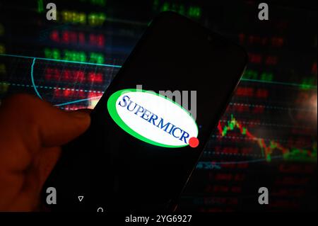 Pologne. 6 novembre 2024. Dans cette illustration photo, un logo Supermicro est affiché sur un smartphone avec des pourcentages boursiers en arrière-plan. (Crédit image : © Omar marques/SOPA images via ZUMA Press Wire) USAGE ÉDITORIAL SEULEMENT! Non destiné à UN USAGE commercial ! Banque D'Images