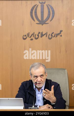 Téhéran, Iran. 6 novembre 2024. Le président iranien, MASOUD PEZESHKIAN, assiste à une réunion gouvernementale à Téhéran. (Crédit image : © Présidence iranienne via ZUMA Press Wire) USAGE ÉDITORIAL SEULEMENT! Non destiné à UN USAGE commercial ! Banque D'Images