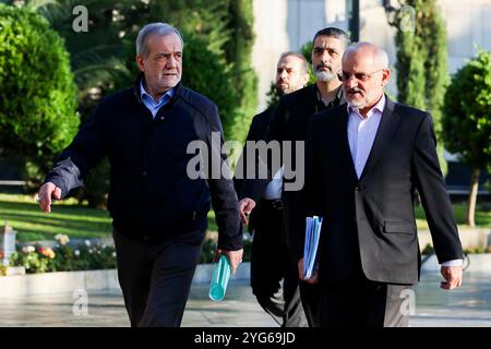 Téhéran, Iran. 6 novembre 2024. Le président iranien, MASOUD PEZESHKIAN (l), arrive à une réunion gouvernementale à Téhéran. (Crédit image : © Présidence iranienne via ZUMA Press Wire) USAGE ÉDITORIAL SEULEMENT! Non destiné à UN USAGE commercial ! Banque D'Images