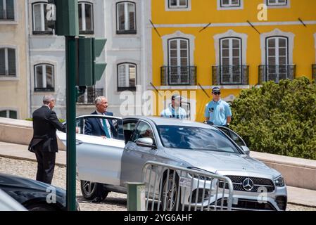 Lisboa, Portugal - 04 juin 2024 - le président du Portugal, Marcelo Rebelo de Sousa, quitte le parlement et monte dans sa voiture, Lisboa Banque D'Images
