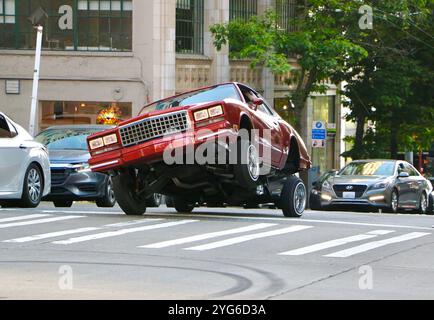 Chevrolet Monte Carlo basse voiture dansante des années 1980 avec suspension hydraulique traversant Seattle Washington State USA Banque D'Images