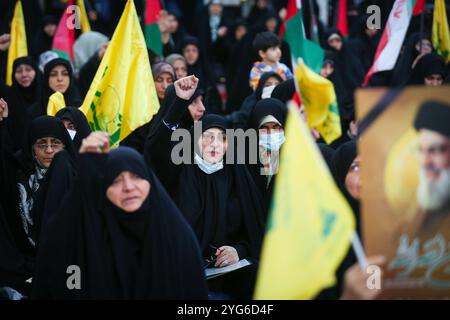 Téhéran, Iran. 6 novembre 2024. Des femmes iraniennes voilées assistent à une cérémonie commémorant les fonctionnaires du Hezbollah à Téhéran. Le 6 novembre, les médias américains ont annoncé la victoire de Donald Trump sur Kamala Harris à l'élection présidentielle, marquant un retour politique majeur. Trump, le candidat républicain, a dépassé les 270 votes du collège électoral, devenant le 47e président des États-Unis et retournant à la Maison Blanche après avoir battu le candidat démocrate et actuel vice-président, Kamala Harris. (Crédit image : © Présidence iranienne via ZUMA Press Wire) USAGE ÉDITORIAL SEULEMENT! Non destiné à des fins commerciales Banque D'Images