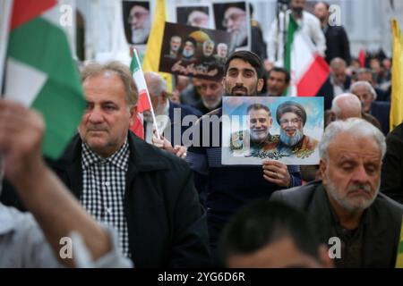 Téhéran, Iran. 6 novembre 2024. Un iranien tient une affiche du défunt dirigeant du groupe militant libanais du Hezbollah, Hassan Nasrallah, lors d'une cérémonie commémorant les responsables du Hezbollah à Téhéran. Le 6 novembre, les médias américains ont annoncé la victoire de Donald Trump sur Kamala Harris à l'élection présidentielle, marquant un retour politique majeur. Trump, le candidat républicain, a dépassé les 270 votes du collège électoral, devenant le 47e président des États-Unis et retournant à la Maison Blanche après avoir battu le candidat démocrate et actuel vice-président, Kamala Harris. (Crédit image Banque D'Images