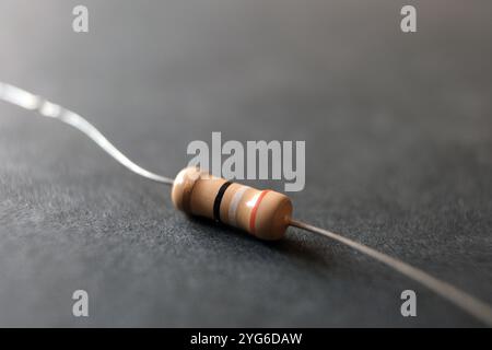 Gros plan d'une résistance électrique au carbone. Banque D'Images