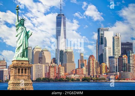 Vue sur les gratte-ciel épique de New York et Lady Liberty, vue sur les États-Unis d'Amérique Banque D'Images