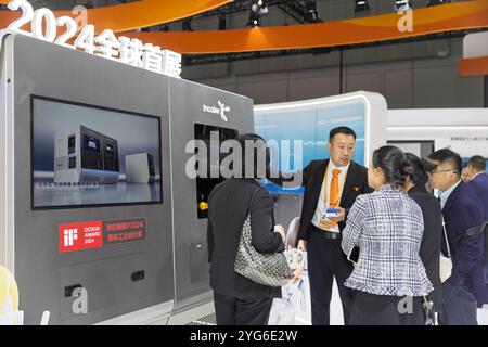 Shanghai. 6 novembre 2024. Les visiteurs découvrent une biobanque de quatrième génération sur le stand d'Incaier lors de la septième China International Import Expo (CIIE) à Shanghai, dans l'est de la Chine, le 6 novembre 2024. Au cours de la 7e CIIE en cours, de nombreuses nouvelles technologies, réalisations et produits ont rencontré le public pour la première fois. Crédit : Wang Xiang/Xinhua/Alamy Live News Banque D'Images