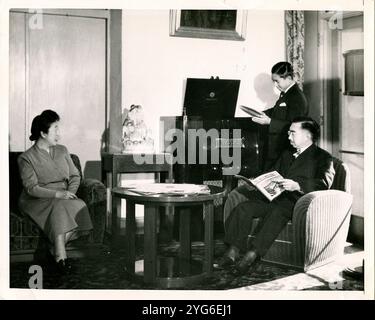 Une photographie de 1951 de l'ACME montre l'empereur japonais Hirohito, l'impératrice Nagako et le prince héritier Akihito se relaxant au Palais impérial de Tokyo, au Japon. Banque D'Images