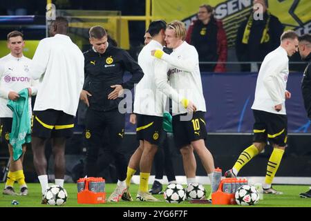 Dortmund, Deutschland 05. Novembre 2024 : Ligue des Champions - 2024/2025 - Borussia Dortmund v. Sturm Graz Im Bild : Die Mannschaft von Borussia Dortmund wärmt sich auf dem Spielfeld vor dem Spiel gegen SK Graz auf Banque D'Images