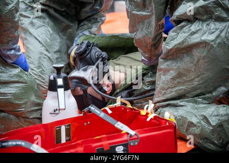 06 novembre 2024, Bavière, Würzburg : lors d'un spectacle dans le cadre de l'exercice antiterroriste 'MainTex 2024', il est démontré comment un travailleur d'urgence contaminé recevrait des soins médicaux. Photo : Pia Bayer/dpa Banque D'Images