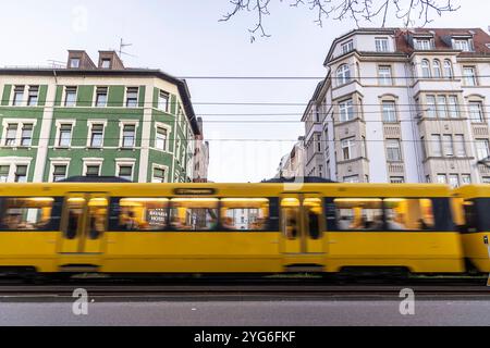 Stadtbahn der Stuttgarter Straßenbahnen AG SSB unterwegs, Stuttgart. // 04.11.2024 : Stuttgart, Bade-Württemberg, Deutschland *** le train léger de Stuttgarter Straßenbahnen AG SSB est en déplacement à Stuttgart 04 11 2024 Stuttgart, Bade-Württemberg, Allemagne Banque D'Images
