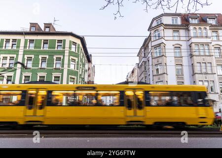 Stadtbahn der Stuttgarter Straßenbahnen AG SSB unterwegs, Stuttgart. // 04.11.2024 : Stuttgart, Bade-Württemberg, Deutschland *** le train léger de Stuttgarter Straßenbahnen AG SSB est en déplacement à Stuttgart 04 11 2024 Stuttgart, Bade-Württemberg, Allemagne Banque D'Images