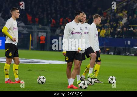 Dortmund, Deutschland. 05 novembre 2024. Dortmund, Deutschland 05. Novembre 2024 : Champions League - 2024/2025 - Borussia Dortmund v. Sturm Graz Im Bild : Die Mannschaft von Borussia Dortmund wärmt sich für das Spiel gegen SK Graz auf crédit : dpa/Alamy Live News Banque D'Images