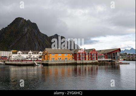 Basse lumière d'automne dans le port dans la petite ville de pêcheurs de Svolvaer sur l'archipel des Lofoten dans le nord de la Norvège, Scandinavie. Les Lofoten sont un Banque D'Images