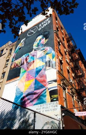 Murale de rue Stop Guns de l'artiste brésilien Edouard Kobra dans Eldridge Street représentant un message contre la violence armée sur le bâtiment de New york Banque D'Images