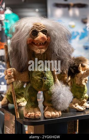 Un troll norvégien en vente dans Une boutique de souvenirs touristiques dans la petite ville de Svolvaer sur l'archipel des Lofoten dans le nord de la Norvège, en Scandinavie. Le tr Banque D'Images