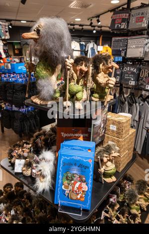 Un troll norvégien en vente dans Une boutique de souvenirs touristiques dans la petite ville de Svolvaer sur l'archipel des Lofoten dans le nord de la Norvège, en Scandinavie. Le tr Banque D'Images