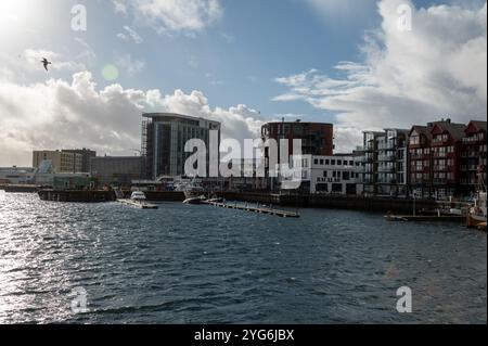 Un soleil d'automne norvégien sur le port de pêche dans la petite ville de Svolaer dans les îles Lofoten en Norvège, Scandinavie. Banque D'Images