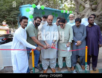 Le maire adjoint Salman Murad, le leader parlementaire Asad Aman, le président du Conseil syndical-08 Salman Khan, le conseiller juridique Adil Abbasi et d'autres inaugurent l'usine de filtration d'eau lors de la cérémonie d'inauguration R. O usine de filtration de l'eau, tenue au Pakistan Chowk à Karachi le mercredi 6 novembre 2024. Banque D'Images