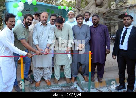 Le maire adjoint Salman Murad, le leader parlementaire Asad Aman, le président du Conseil syndical-08 Salman Khan, le conseiller juridique Adil Abbasi et d'autres inaugurent l'usine de filtration d'eau lors de la cérémonie d'inauguration R. O usine de filtration de l'eau, tenue au Pakistan Chowk à Karachi le mercredi 6 novembre 2024. Banque D'Images