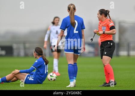 Tubize, Belgique. 06 novembre 2024. L'arbitre Emily Heaslip photographiée lors d'un match de football opposant les équipes nationales féminines de moins de 17 ans de Bosnie-Herzégovine et d'Allemagne lors de la compétition féminine des moins de 17 ans de l'UEFA ronde 1 jour 2 dans le groupe A2 le mercredi 6 novembre 2024 à Tubize, Belgique . Crédit : Sportpix/Alamy Live News Banque D'Images