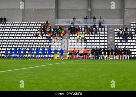 Tubize, Belgique. 06 novembre 2024. Les deux équipes se positionnent avant un match de football entre les équipes nationales féminines de moins de 17 ans de Bosnie-Herzégovine et d'Allemagne lors de la compétition féminine des moins de 17 ans de l'UEFA Round 1, journée 2 dans le groupe A2, le mercredi 6 novembre 2024 à Tubize, Belgique . Crédit : Sportpix/Alamy Live News Banque D'Images