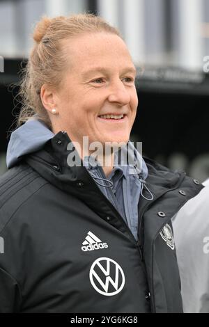 Tubize, Belgique. 06 novembre 2024. L'entraîneure-chef allemande Melanie Behringer photographiée lors d'un match de football entre les équipes nationales féminines de moins de 17 ans de Bosnie-Herzégovine et d'Allemagne lors de la manche 1 de la compétition féminine des moins de 17 ans de l'UEFA, journée 2 dans le groupe A2, le mercredi 6 novembre 2024 à Tubize, Belgique . Crédit : Sportpix/Alamy Live News Banque D'Images