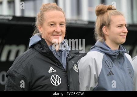 Tubize, Belgique. 06 novembre 2024. L'entraîneure-chef allemande Melanie Behringer photographiée lors d'un match de football entre les équipes nationales féminines de moins de 17 ans de Bosnie-Herzégovine et d'Allemagne lors de la manche 1 de la compétition féminine des moins de 17 ans de l'UEFA, journée 2 dans le groupe A2, le mercredi 6 novembre 2024 à Tubize, Belgique . Crédit : Sportpix/Alamy Live News Banque D'Images